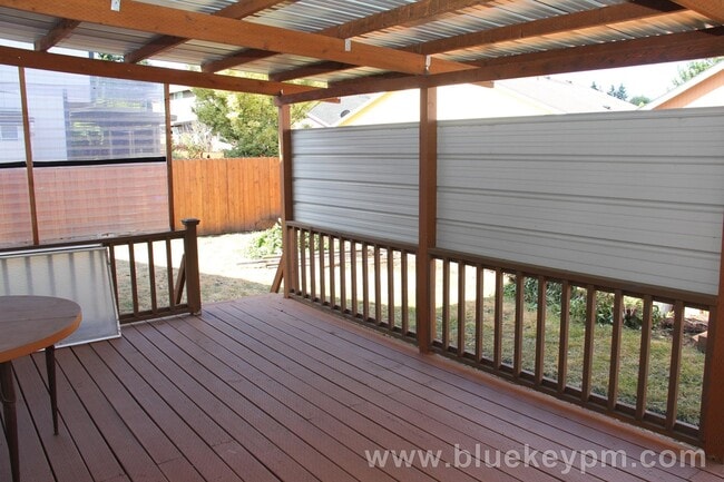 Building Photo - 3 Bed, 2 Bath Home with Large Covered Deck...