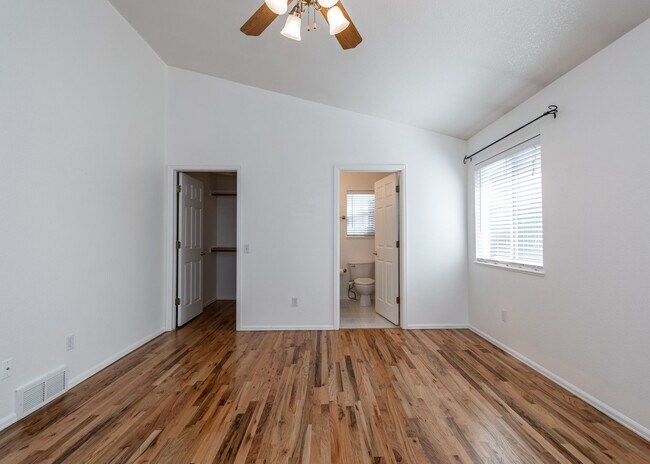 Building Photo - 4 Bed Rancher in District 20!!!
