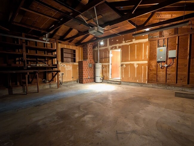 Building Photo - Great 4-Bedroom, 1.5-Bath Home In The River Road Area Of Eugene!