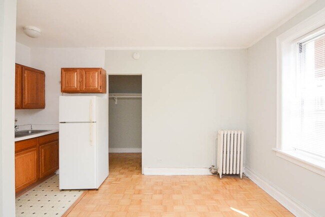 Building Photo - 714 W Belmont Ave