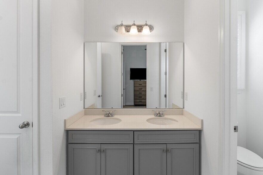 Building Photo - 7531 Mandarin Grove Way