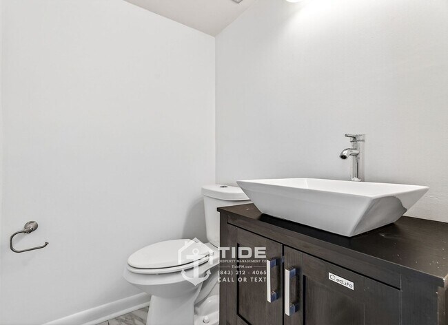 Building Photo - Comfortable Living Near Greenway Access