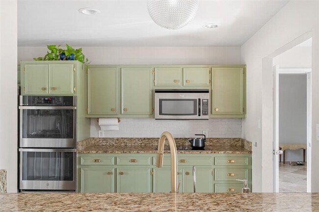 Building Photo - 614 Canyon Rim Dr