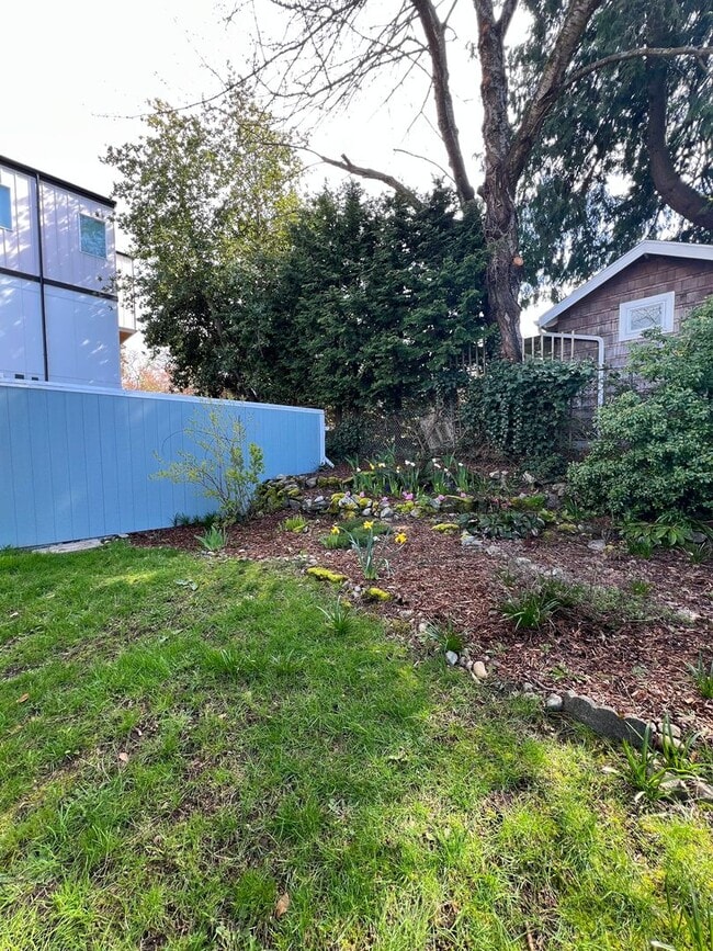 Building Photo - 1919 Duplex