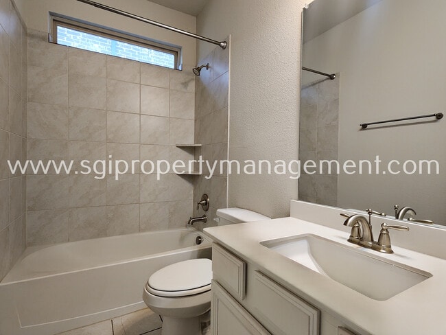 Building Photo - 2024 Miramar Dr