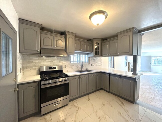 Building Photo - 439 W Buckthorn St