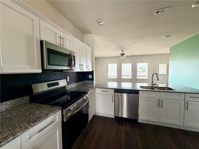 Building Photo - 2960 W McLaren Dr