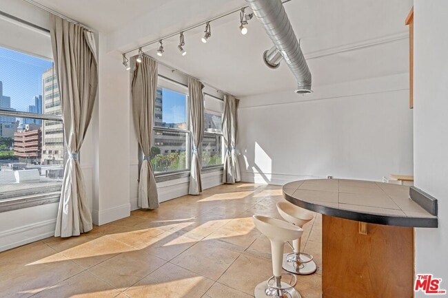 Building Photo - 108 W 2nd St