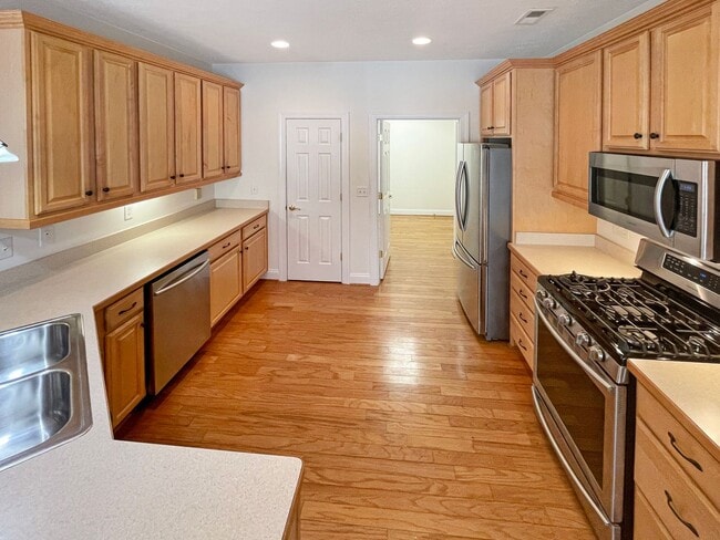 Building Photo - Spacious 3 bedroom/ 2 full bath home in Mi...