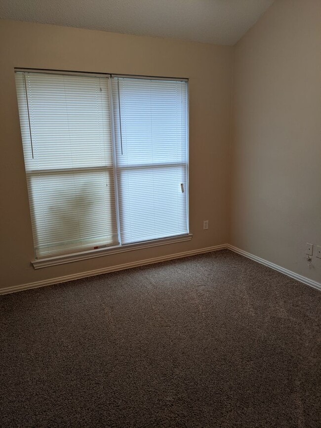 Building Photo - Spacious 3 Bedroom 2 Bath Half of Duplex A...