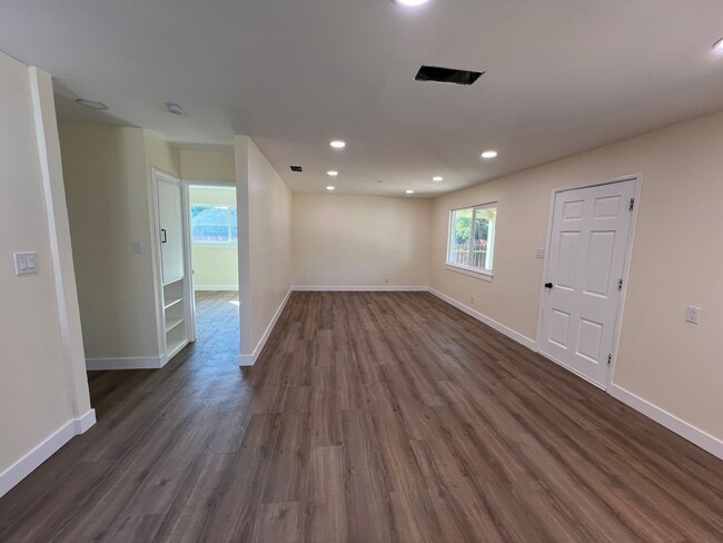 Building Photo - Beautifully Upgraded 3 Bedroom on LARGE lot!