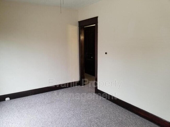 Building Photo - 216 S 6th St