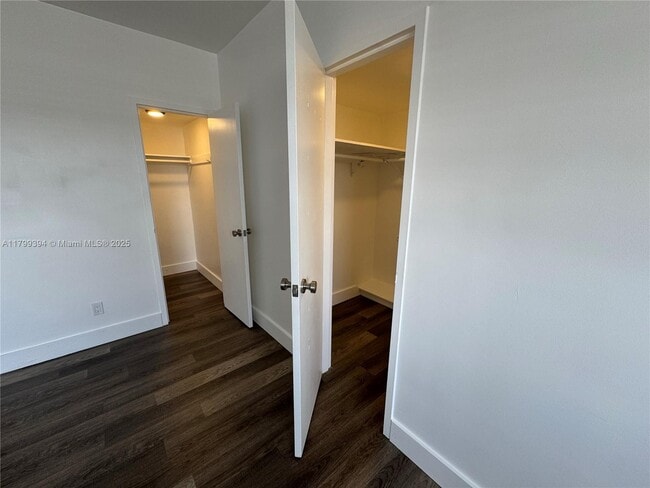 Building Photo - 9700 W Bay Harbor Dr