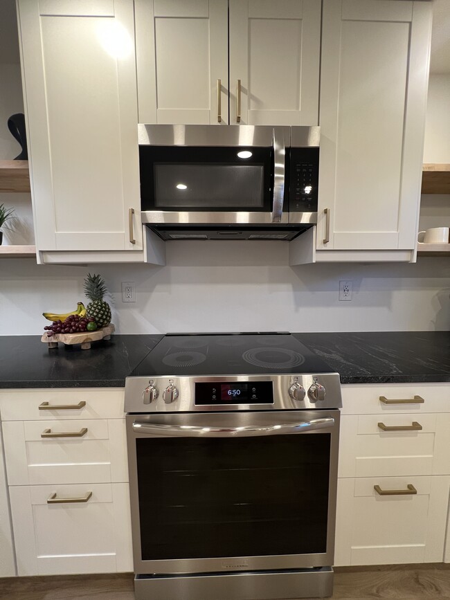 Building Photo - 214 W 7th St