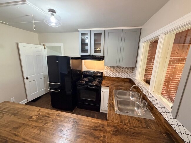 Building Photo - 1024 Cherokee Dr