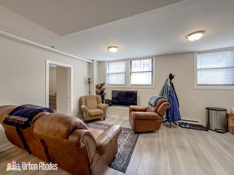 Building Photo - 730 W Roscoe St