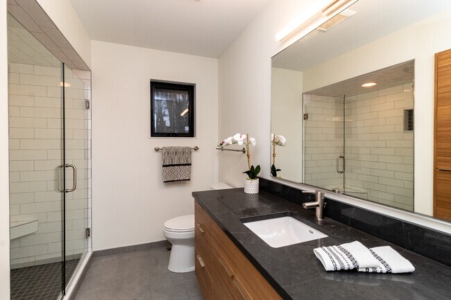 Upper bath - 5590 Harding Ln