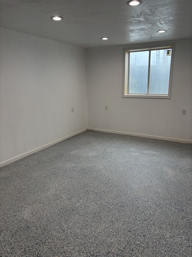 Building Photo - 901 E 800 N