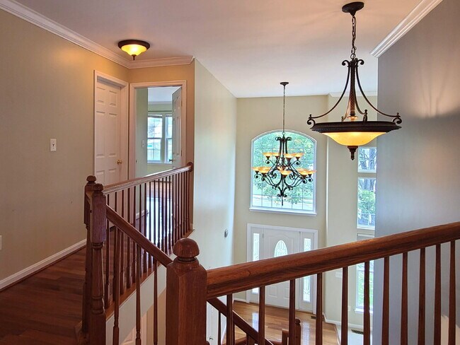 Building Photo - Gorgeous 6 BR Home, Convenient to Quantico & Commuting