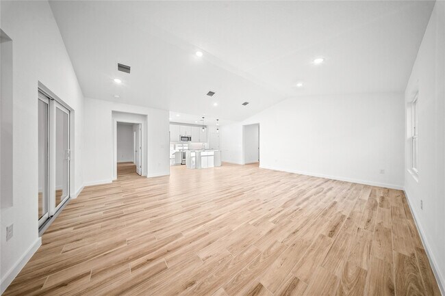 Building Photo - 1689 SW Abingdon Ave