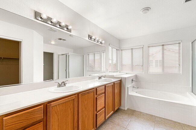 Building Photo - Immaculate 5 Bedroom, 3 bathroom home nest...