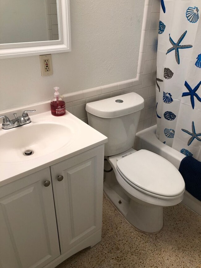 Building Photo - Quaint 2/1.5 bath home