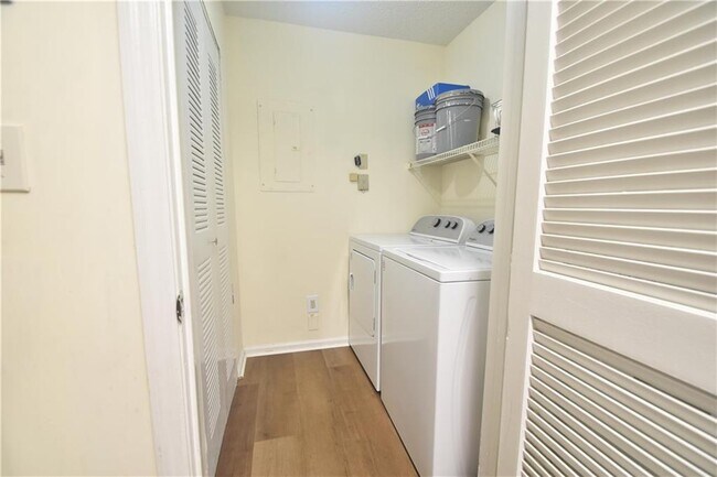 Building Photo - 310 Granville Ct