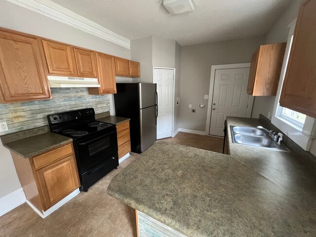 Building Photo - 319 S Hampton Dr