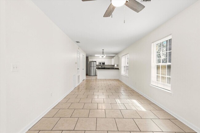 Building Photo - 735 Putnam Dr