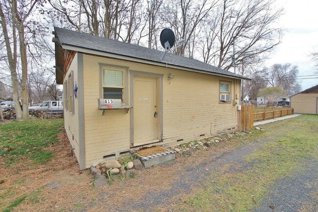 Building Photo - 815 E 1st St