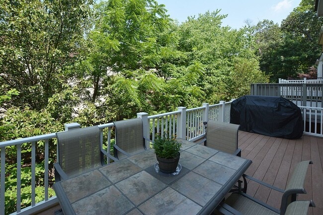 Building Photo - Beautiful Luxury TH with Deck & Patio!
