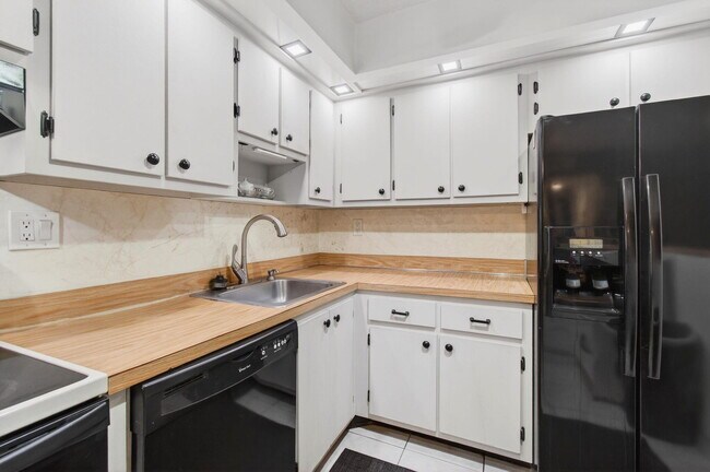 Building Photo - 15496 Lakes of Delray Blvd