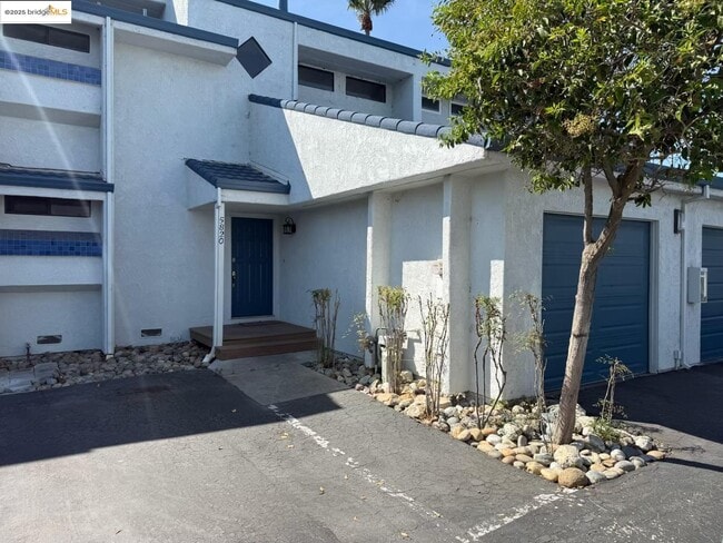 Primary Photo - 5820 Yawl St