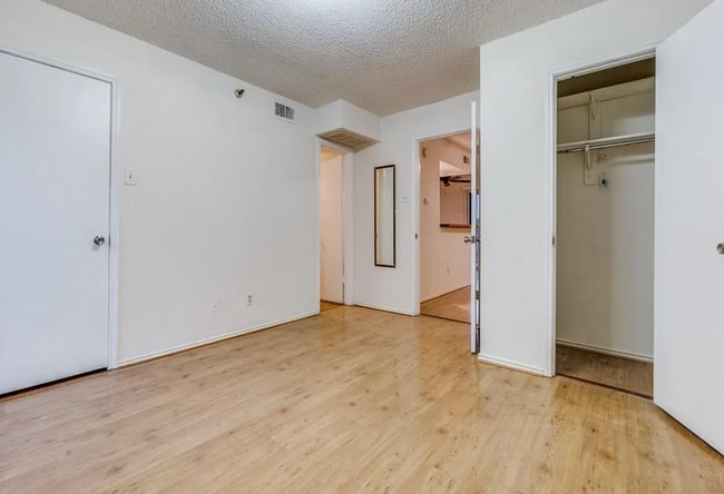 Building Photo - 5916 Gaston Ave