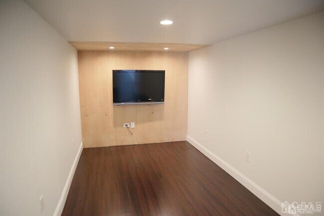 Building Photo - 1306 Commons at Kingswood Dr