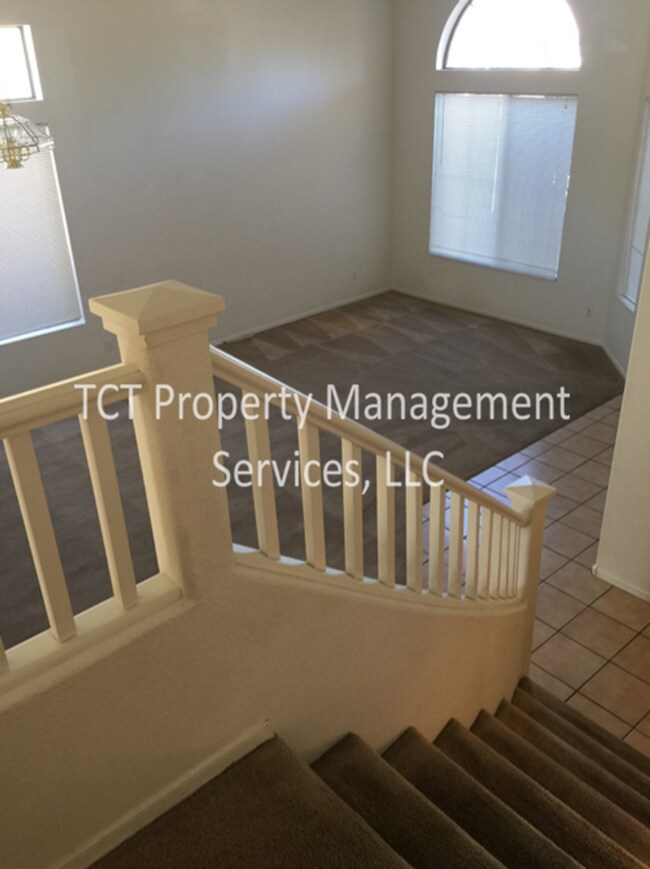 Building Photo - Large 4 Bed/2.5 Bath with 3 car garage in Glendale!