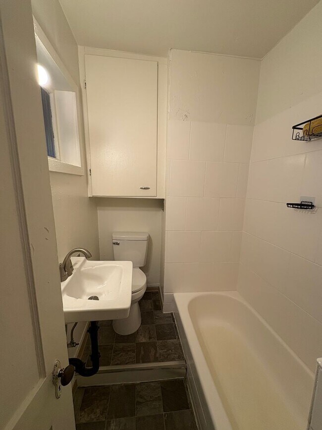 Building Photo - 440 N Grape St