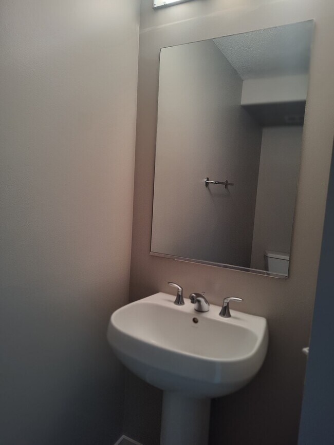 Building Photo - 9725 Woods Dr