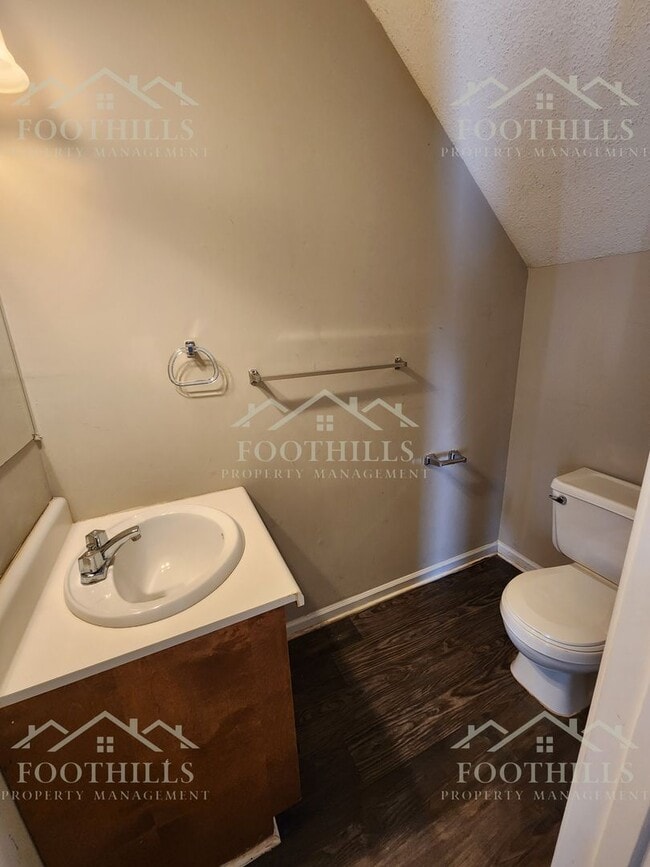 Building Photo - Beautiful 2-Bed Townhome with Storage and ...