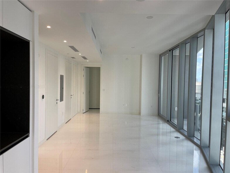 Building Photo - 300 Biscayne Boulevard Way