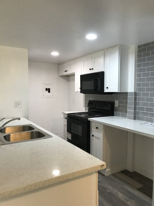 Building Photo - Coming Soon - Gorgeous 2 bedroom / 1 bathroom in Marina Village