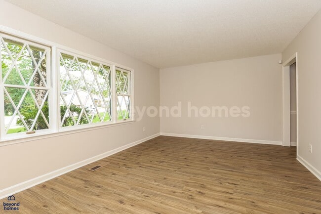 Building Photo - Freshly renovated 3 bedroom / 2 full bath ...