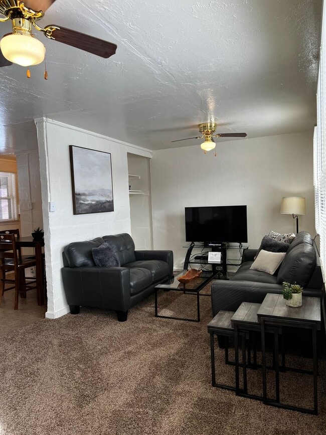 Building Photo - 3 bedroom Furnished