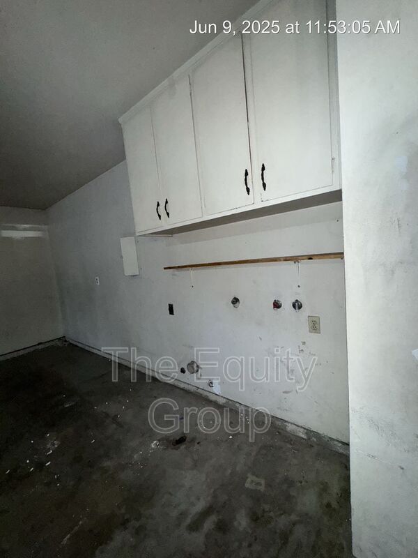 Building Photo - 4623 W Cypress Ave