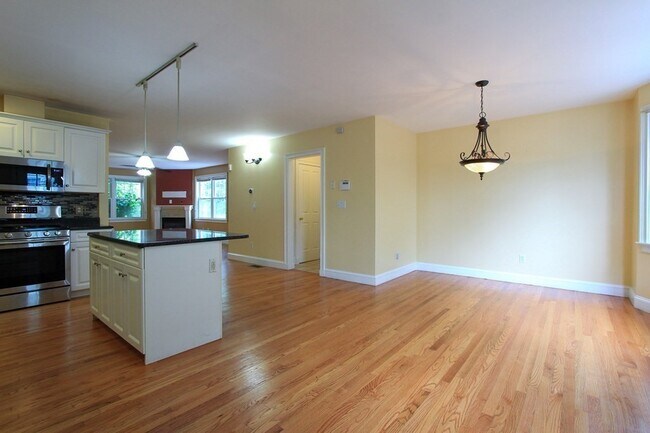 Building Photo - 6 Adams St