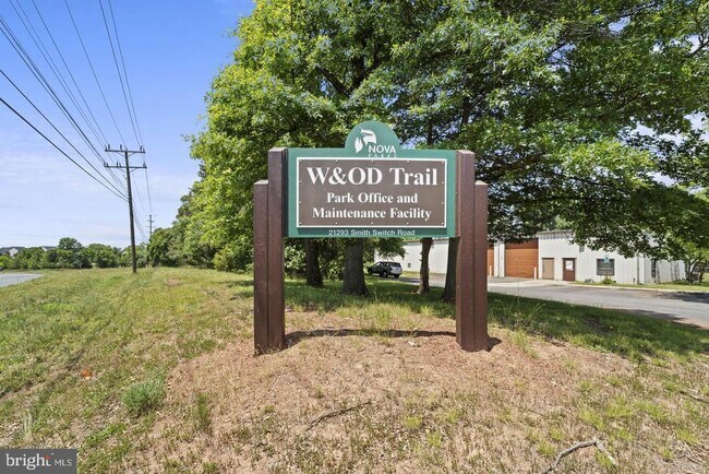 Building Photo - 43805 Middleway Ter