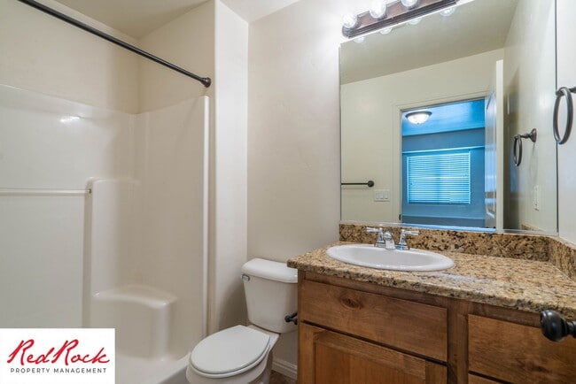 Building Photo - 3 Bedroom & 2.5 Bathroom & Dog Friendly!