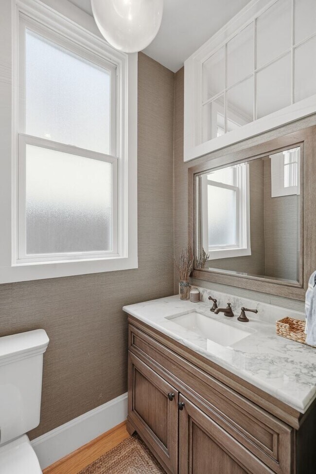 Building Photo - Capitol Hill Victorian Home | 3 Bed | 2.5 Bath | 2,700 Sf | Patio & Screened-In Porch | 2 Surface...