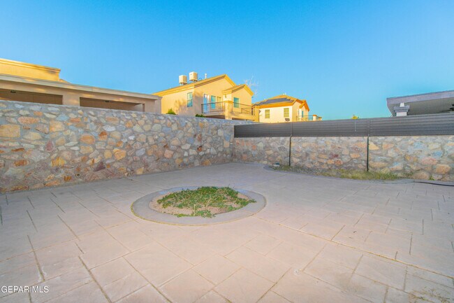 Building Photo - 5349 Jose Duran Ln