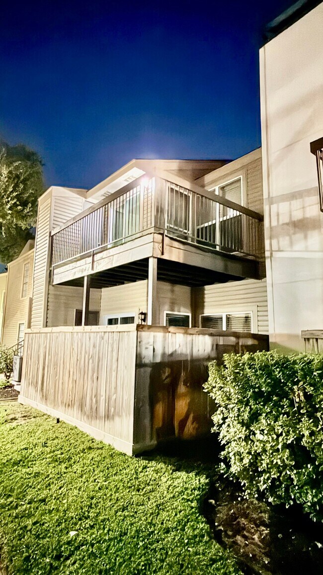 Building Photo - 9707 Richmond Ave